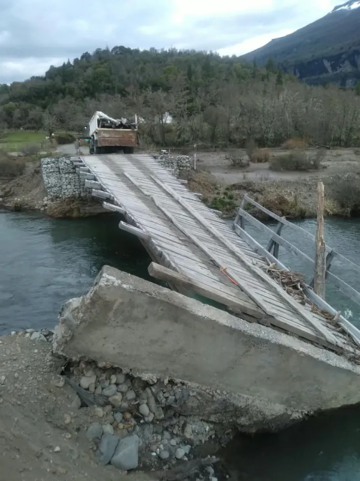 El puente histórico permanece clausurado desde el 27 de septiembre ante la crecida inusual del río Manso. Fotos: PNNH.