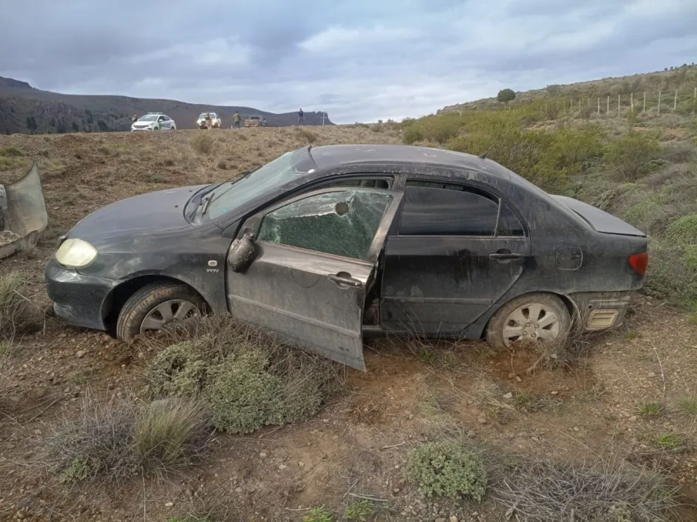 El auto quedo con serios daños materiales. Foto gentileza 