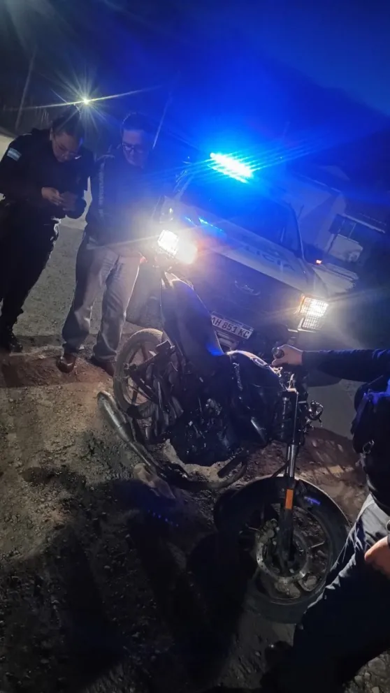 El motociclista casi atropella a un oficial de la Policía que se encontraba en el operativo. 