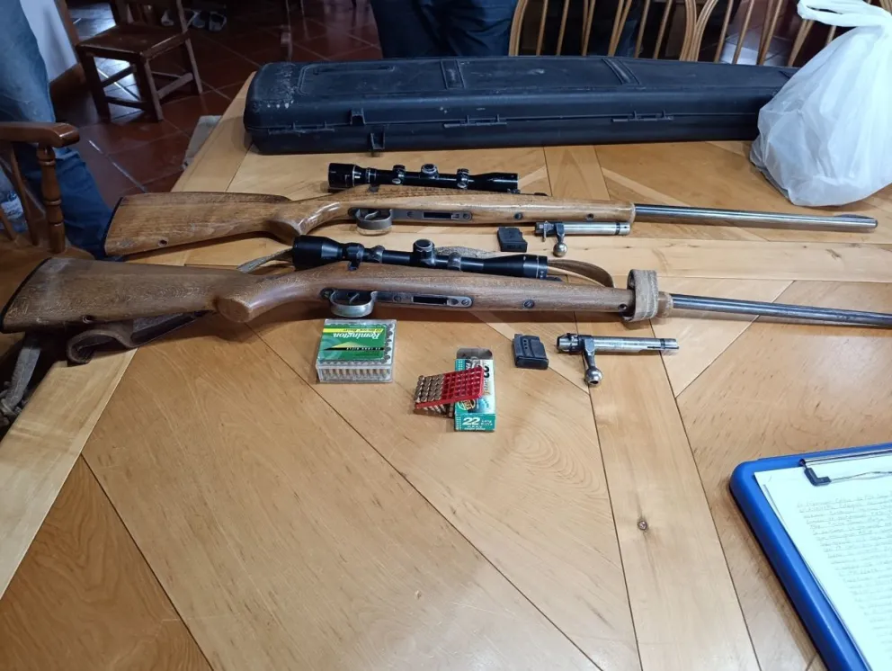 Secuestraron dos carabinas calibre 22 con mira telescópica y varias cajas que contenían cientos de municiones.