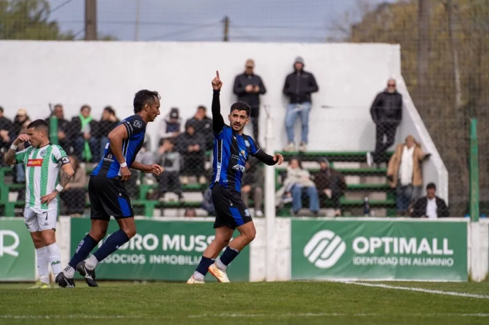 Facundo Miguel festeja el parcial 1-1. Deportivo Rincón quedó eliminado. Foto: gentileza.