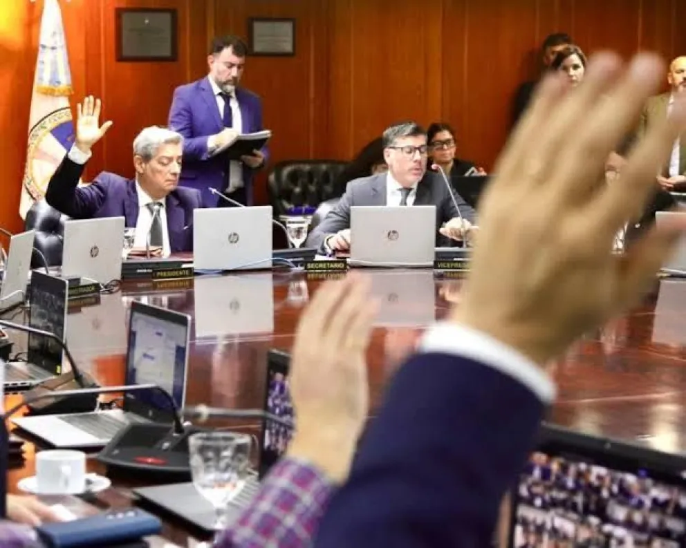  Cerca de 184 mil profesionales están convocados a participar en una jornada que se desarrollará entre las 9 y las 18 horas en 96 centros de votación el país.