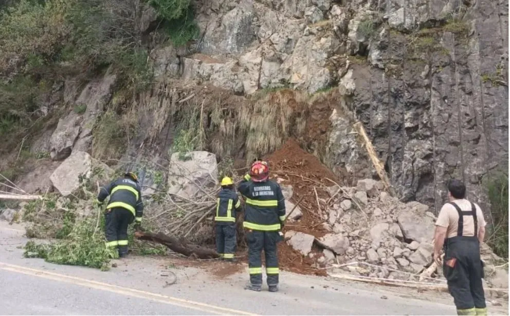 El derrumbe se produjo a la altura de Arauco, en Villa La Angostura. Foto: Municipalidad de VLA.