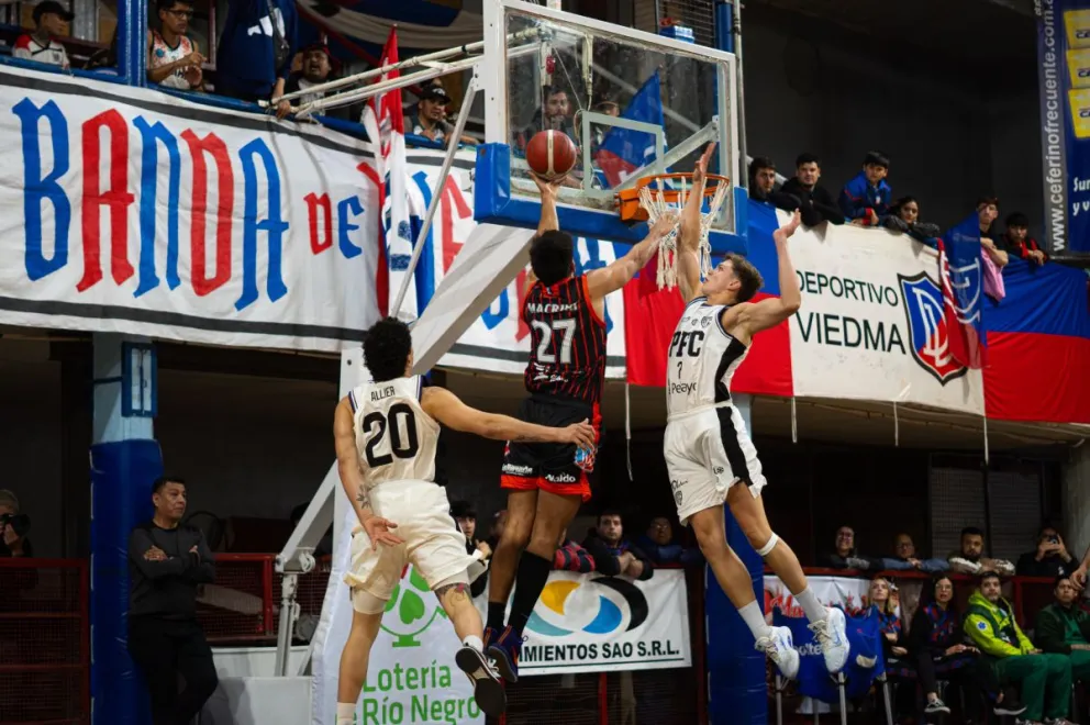 En el "Cayetano Arias", Deportivo Viedma arrancó la Liga a paso firme. Fotos: prensa Deportivo Viedma.