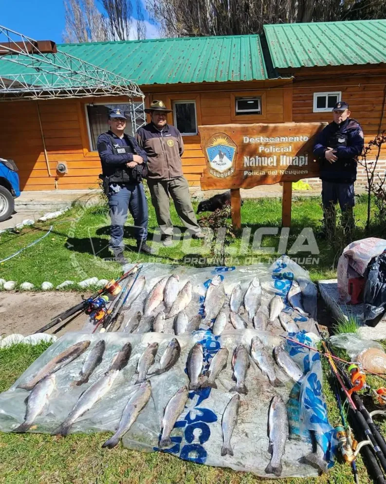 Ninguno de los ocupantes del vehículo poseía permiso de pesca ni supieron explicar el origen del cargamento. Foto: Policía de Neuquén.