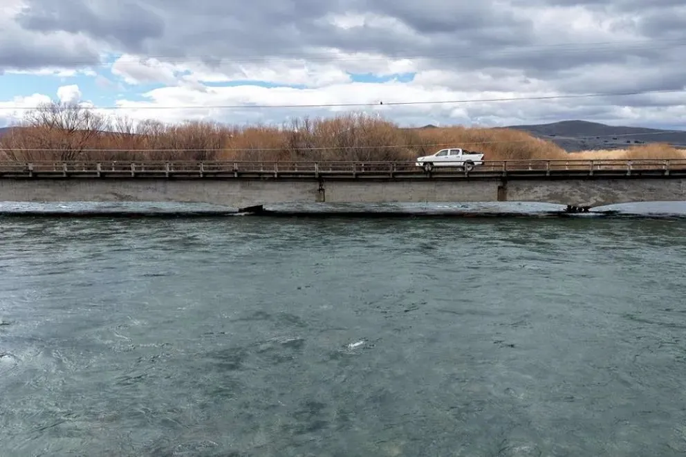 Puente sobre el río Chimehuín, en el sur de la provincia.