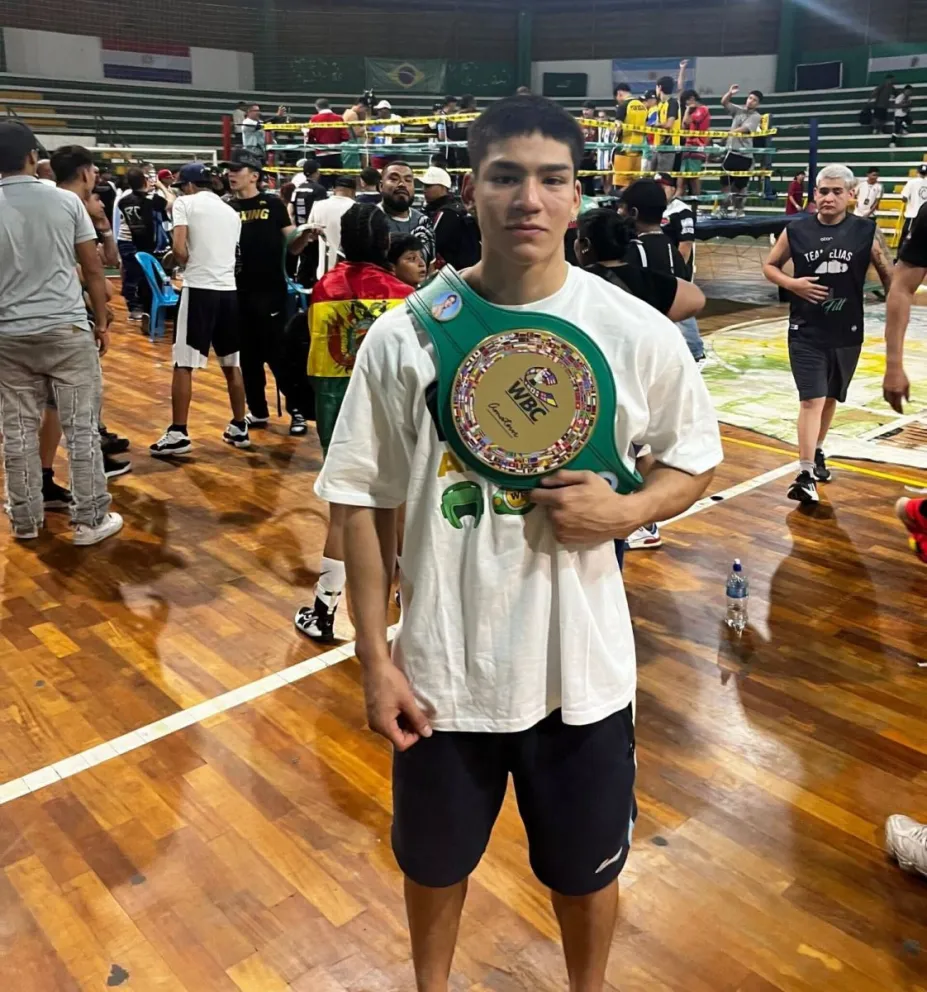 Santino, en Bolivia, con un cinturón que vale oro. Foto: gentileza.