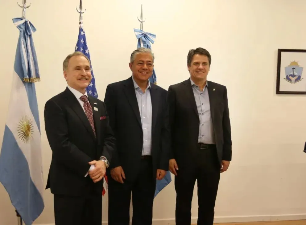 Foto del encuentro con el embajador norteamericano.