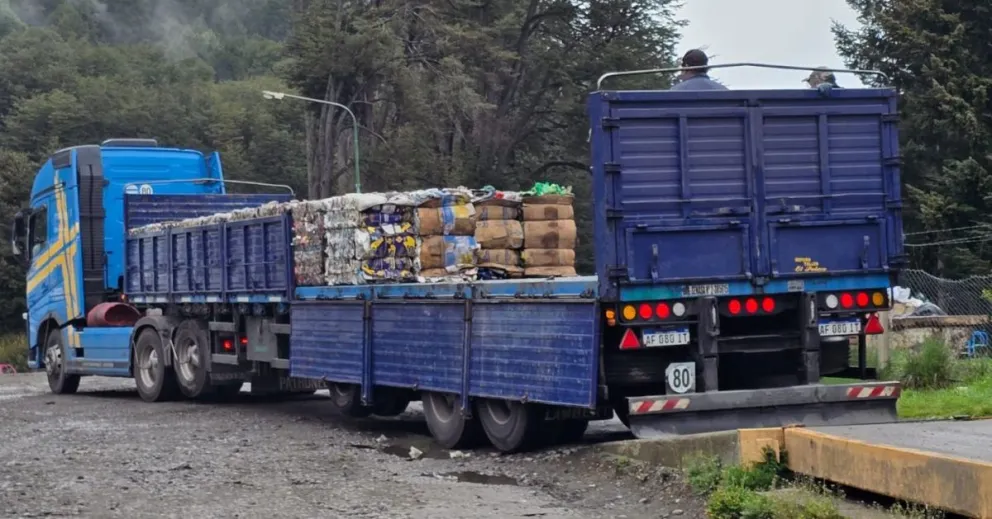 Se trata de la primera comercialización que se realiza utilizando la nueva prensa enfardadora. Foto: Municipalidad Villa La Angostura.