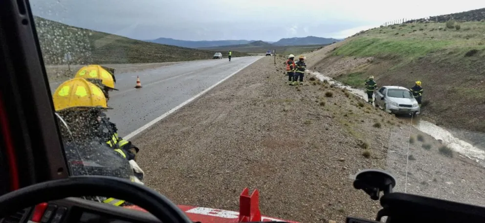 El hecho ocurrió por la tarde, en medio de una intensa lluvia. Foto: Bomberos Voluntarios Pilcaniyeu. 