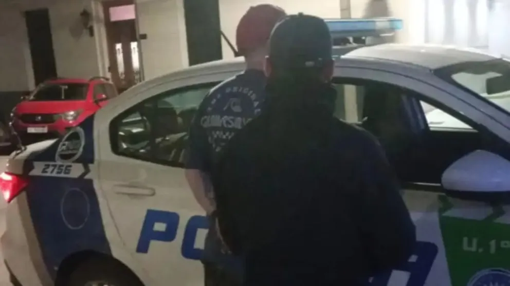 Efectivos policiales identificaron al sujeto en la calle Sarmiento, entre Colón y Álvaro Barros.
