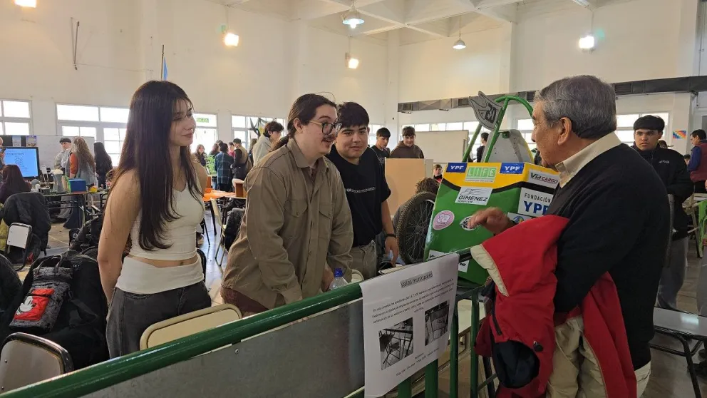 La actividad contó con la presencia de chicos y chicas de otras escuelas de Viedma que pudieron conocer el CET. Foto: gobierno de Río Negro.