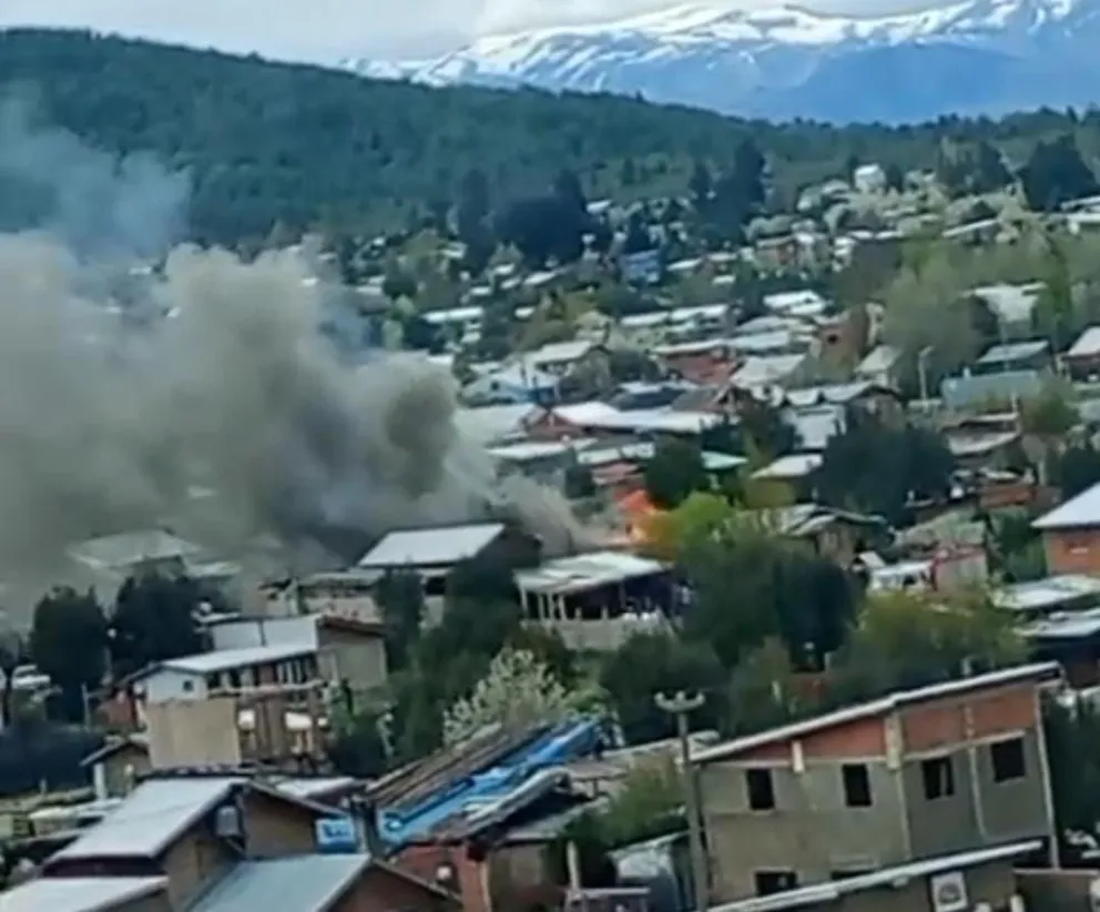 El fuego puede observarse desde distintos puntos. Foto CAPTURA ANB