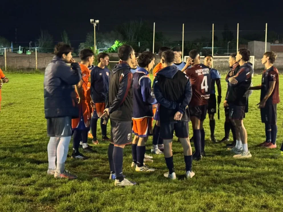 El árbitro dialoga con jugadores de ambos equipos. Ahora definirá el Tribunal de Penas. Fotos: Adrián Hernández