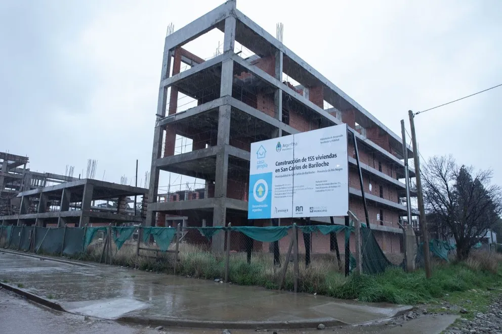 Las viviendas están ubicadas en el barrio El Cóndor y presentan un avance de obra cercano al 31%. Foto: Gobierno de Río Negro.