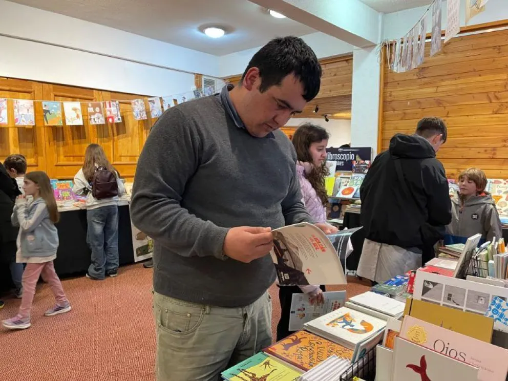 El evento, organizado de manera independiente por la Biblioteca Popular Osvaldo Bayer, se desarrolló en las instalaciones del Centro de Convenciones. 