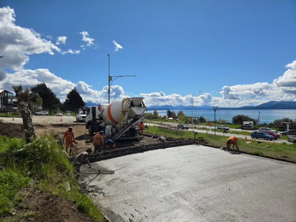 La obra también contempla un badén para encauzar el agua y evitar que ingrese a la ruta. Fotos: Municipalidad de Bariloche.