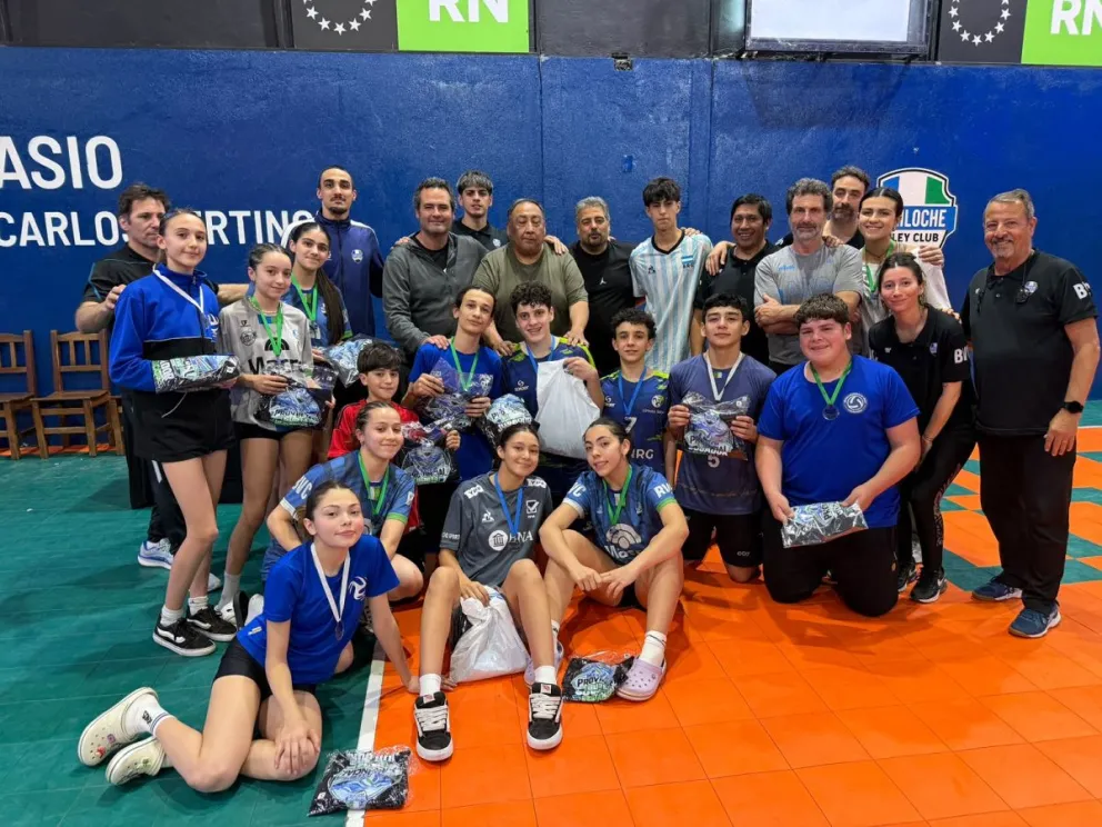 En la foto, los equipos ideales y MVP del torneo. Una gran fiesta deportivo. Fotos: gentileza.