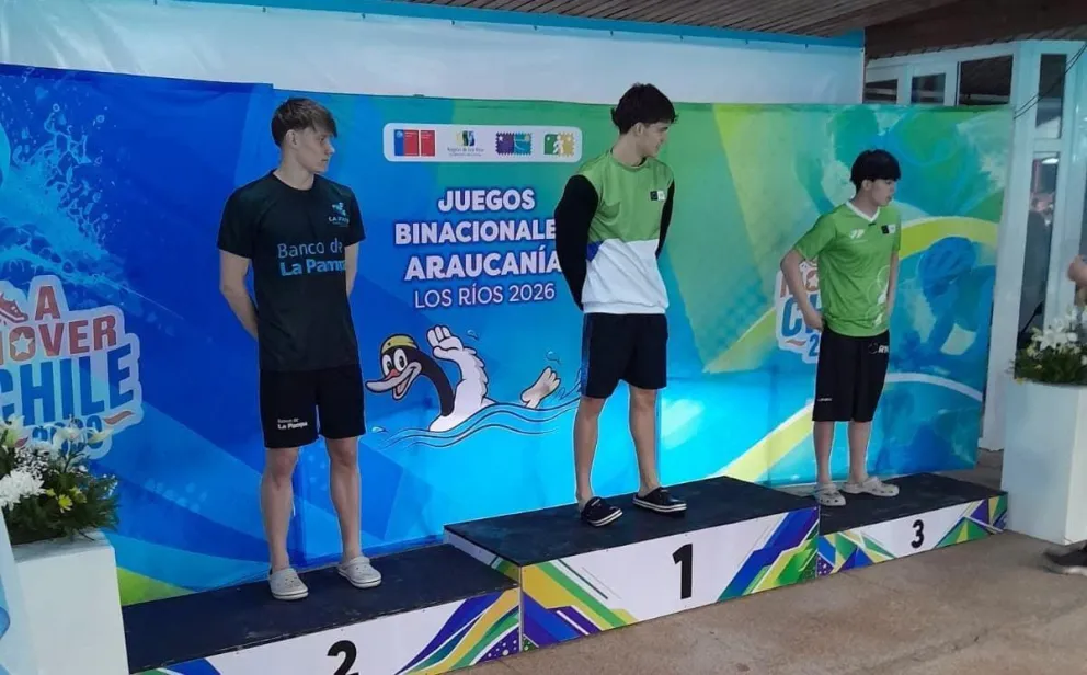 Federico Bottos (1) y Matías Sariego (3), en el podio de los 200 espalda. Foto: gentileza.
