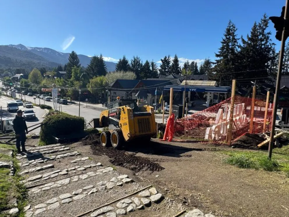 El proyecto general de la Plaza San Martín contempla la renovación integral de las veredas perimetrales e internas. Fotos: Municipalidad VLA. 