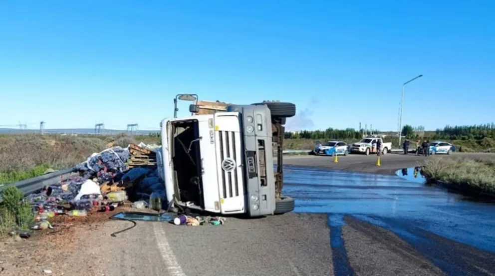 Camión volcado en Autovía Norte.
