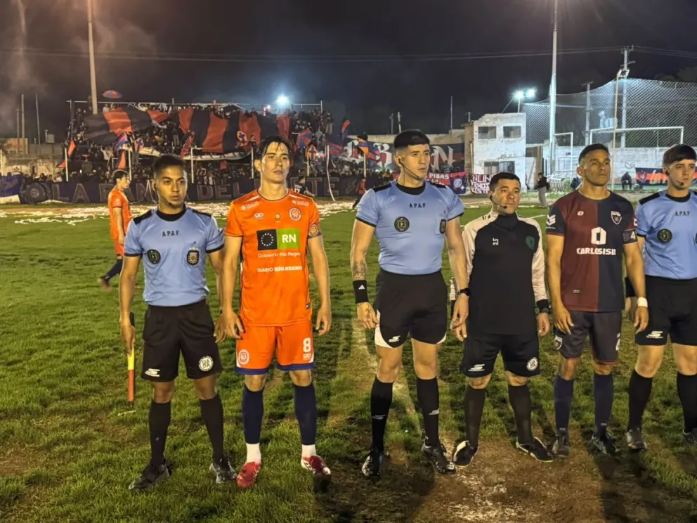 Los capitanes y la terna arbitral, antes de arrancar el suspendido clásico. Foto: Adrián Hernández.