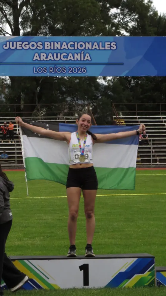 Violeta Vincens, con la bandera de Río Negro. La barilochense es bicampeona en salto triple. Fotos: gentileza.