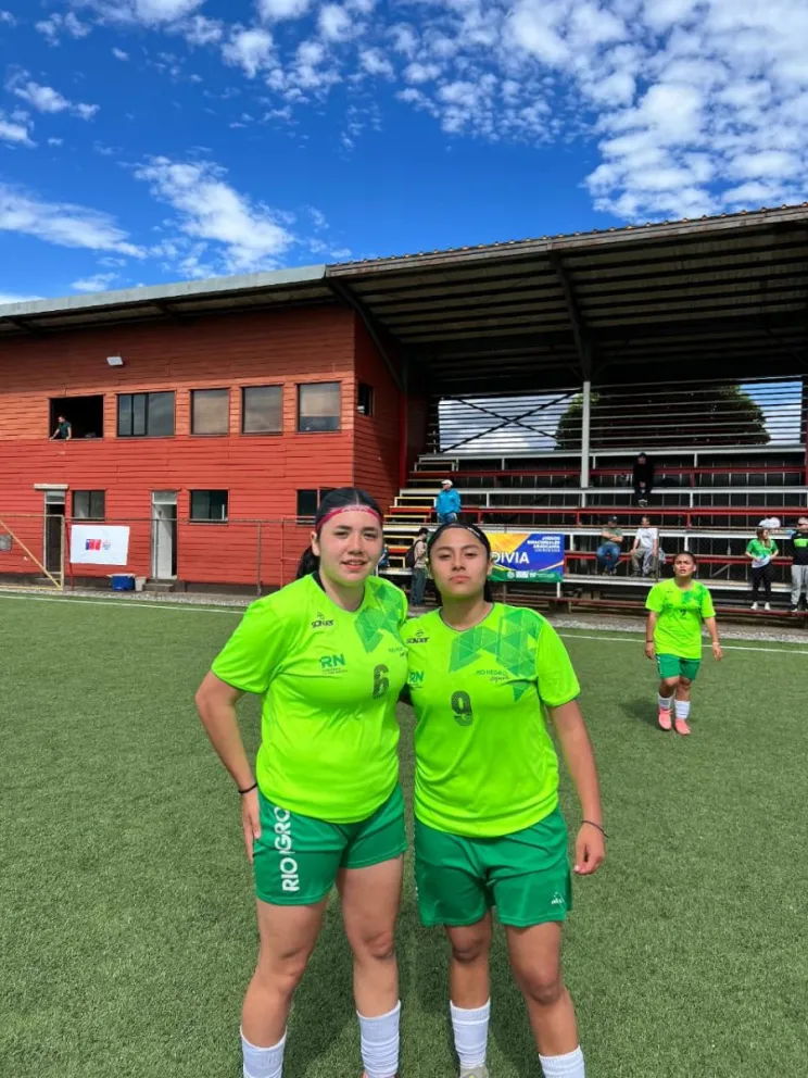 Pia (9) junto a Florencia Vazquez la autora del penal que le dio el titulo a Rio Negro. Foto gentileza: RNDeporte