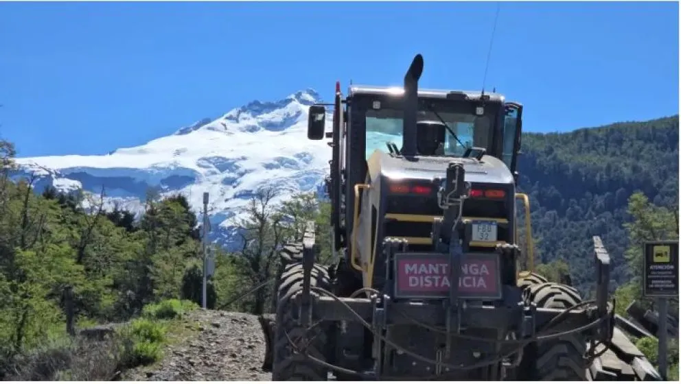 El procedimiento contemplará el izado de la estructura, la reconstrucción de estribos de hormigón y la colocación de barreras hidráulicas para evitar futuras socavaciones.